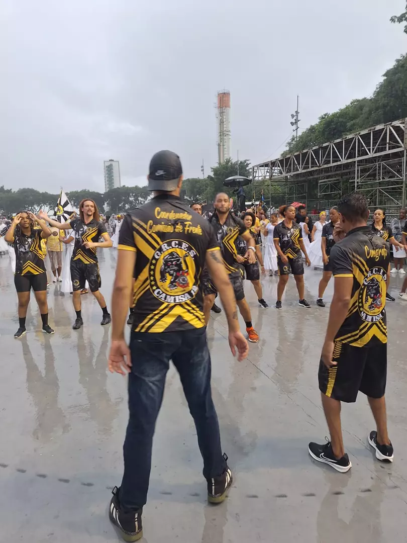 CAMISA 12 FAZ ENSAIO BRILHANTE SOB CHUVA